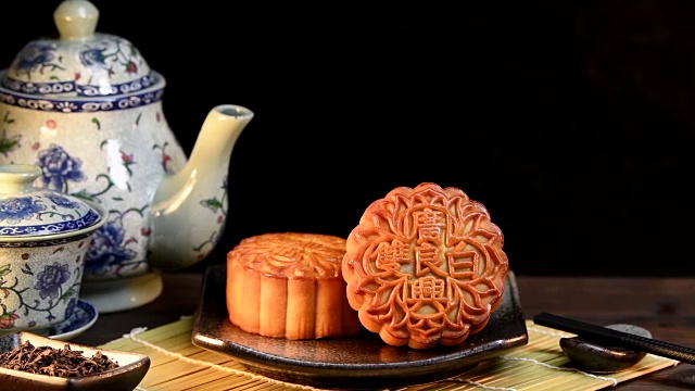 中秋节期间向朋友或家人聚会赠送月饼/月饼/月饼上的汉字在英语中代表“双白”
