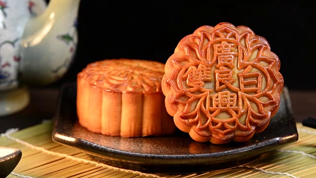 中秋节期间向朋友或家人聚会赠送月饼/月饼/月饼上的汉字在英语中代表“双白”