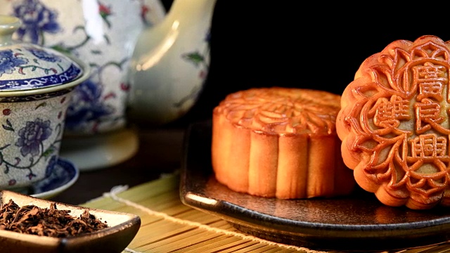 中秋节期间向朋友或家人聚会赠送月饼/月饼/月饼上的汉字在英语中代表“双白”