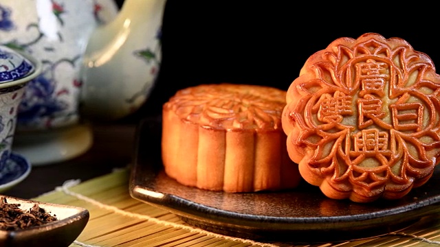 詳情圖-中秋節(jié)期間向朋友或家人聚會(huì)贈(zèng)送月餅/月餅/月餅上的漢字在英語(yǔ)中代表“雙白”
