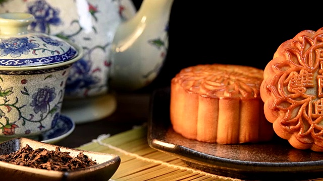 詳情圖-中秋節(jié)期間向朋友或家人聚會(huì)贈(zèng)送月餅/月餅/月餅上的漢字在英語(yǔ)中代表“雙白”
