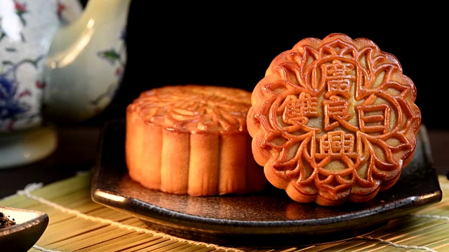 詳情圖-中秋節(jié)期間向朋友或家人聚會(huì)贈(zèng)送月餅/月餅/月餅上的漢字在英語(yǔ)中代表“雙白”
