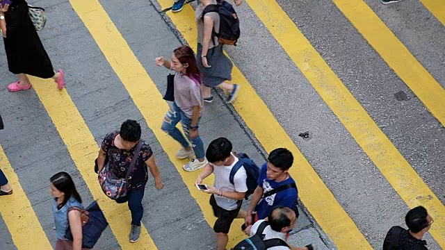 香港繁忙人行横道的慢镜头