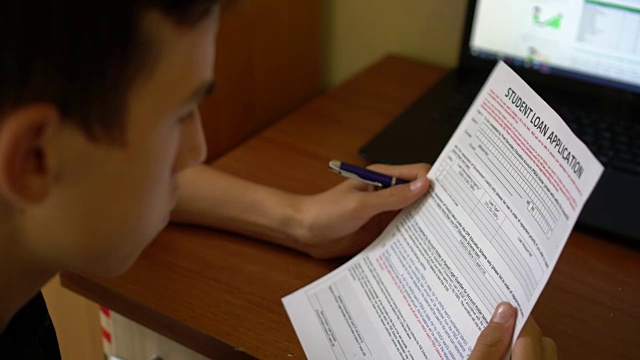 详情图-4,k。一个年轻人正在申请学生贷款