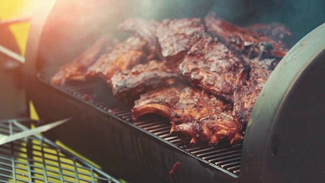 烹飪/吸煙美味多汁的肉排和香腸烤架上的火和燒烤煙