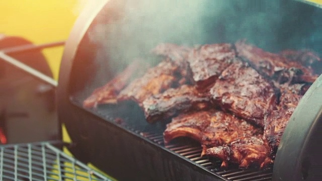 詳情圖-烹飪/吸煙美味多汁的肉排和香腸烤架上的火和燒烤煙
