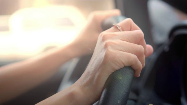 女人驾驶汽车
