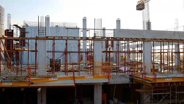詳情圖-在建筑工地工作的有經(jīng)驗的工程師