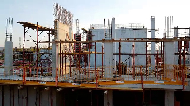 詳情圖-在建筑工地工作的有經(jīng)驗的工程師