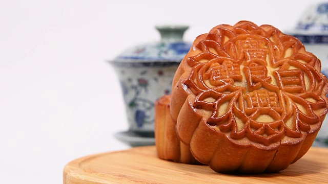 詳情圖-月餅在白色背景上旋轉(zhuǎn)，月餅上的漢字在英語中代表“雙白”