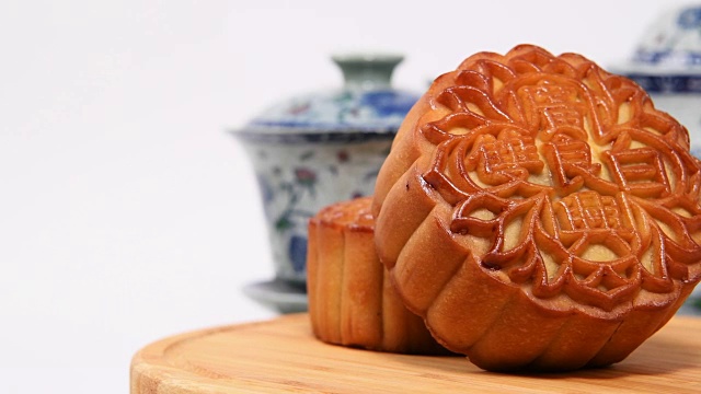 詳情圖-月餅在白色背景上旋轉(zhuǎn)，月餅上的漢字在英語中代表“雙白”