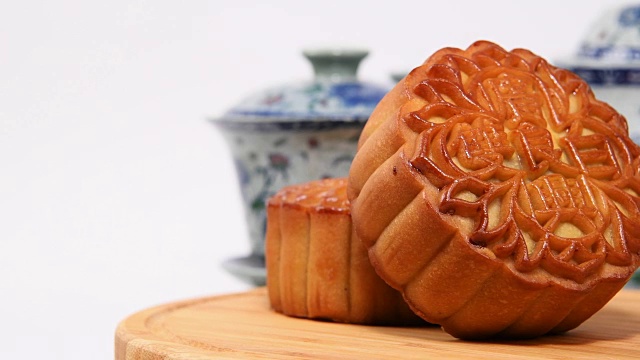 詳情圖-月餅在白色背景上旋轉(zhuǎn)，月餅上的漢字在英語中代表“雙白”