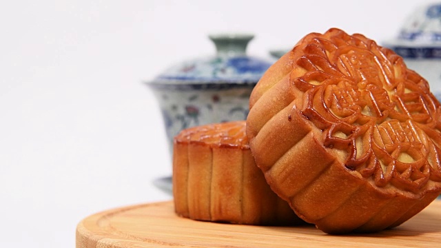 詳情圖-月餅在白色背景上旋轉(zhuǎn)，月餅上的漢字在英語中代表“雙白”