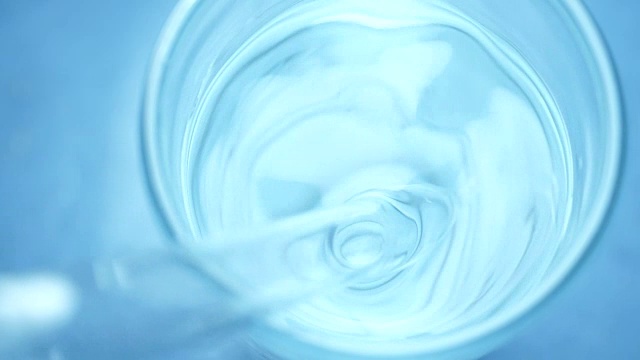 水慢慢地搅拌