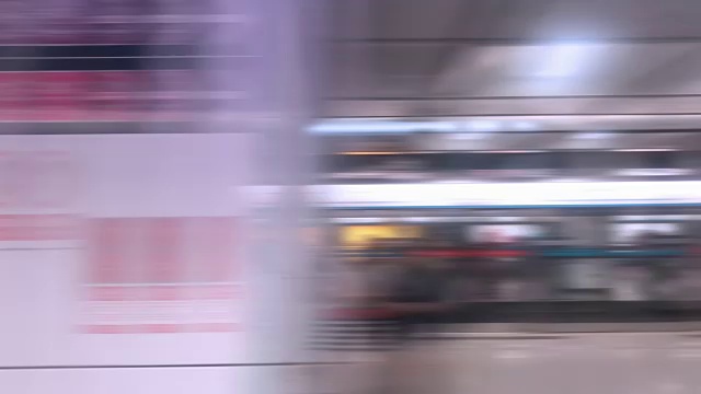 TL, WS, POV从高速穿越隧道的火车上看到的前方景象