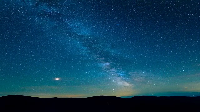 群山之上的星空。时间流逝