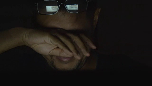 一名亚洲男子因在黑暗中使用电脑而伤了眼睛