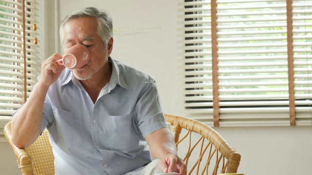 詳情圖-一位亞洲老人在家接受妻子的按摩。高級生活方式家庭理念。