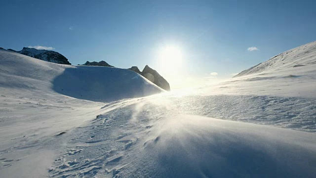 詳情圖-暴風(fēng)雪吹在有陽(yáng)光的雪山上