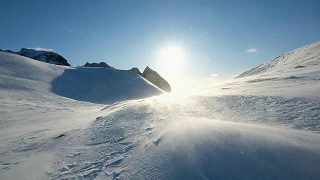 詳情圖-暴風(fēng)雪吹在有陽(yáng)光的雪山上