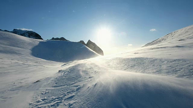 詳情圖-暴風(fēng)雪吹在有陽(yáng)光的雪山上