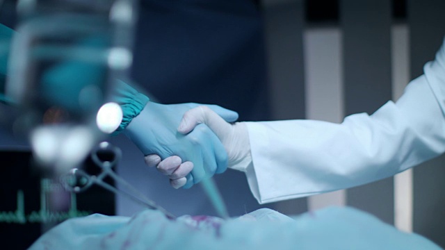 外科医生握手。外科医生团队祝贺手术成功