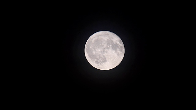 九月的傍晚，日落后的夜空中出现一轮满月。