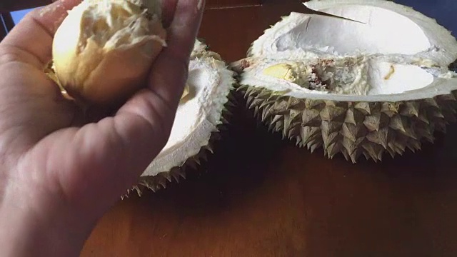 女人剥榴莲