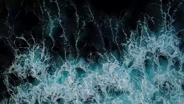 大西洋海浪的白色泡沫到达海岸的催眠效果。鸟瞰图。