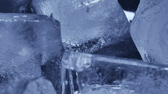 一组冰块融化的时间间隔。特写相机