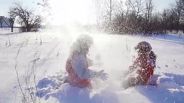 两个有趣的孩子一起扔雪