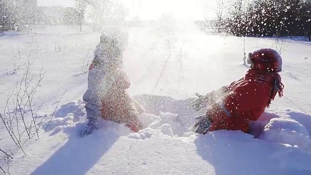 詳情圖-兩個(gè)有趣的孩子一起扔雪