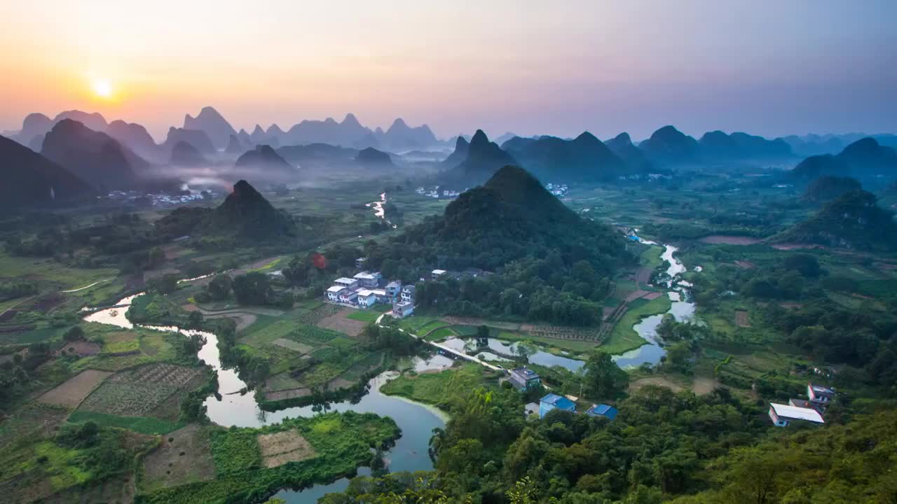 桂林日落景观PL TL，漓江和喀斯特山脉称为翠屏或五指山位于广西，中国