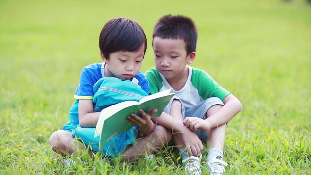 孩子们走路上学