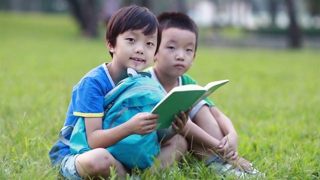 孩子们走路上学