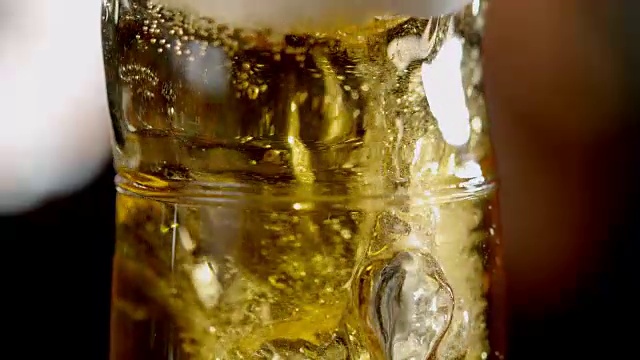 往玻璃杯里泼洒啤酒