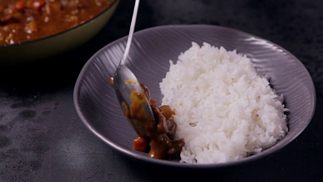 日式咖喱饭装盘。日本咖哩牛肉可以配米饭了。