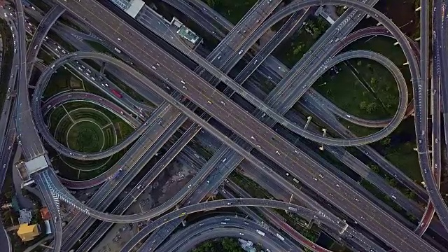 詳情圖-無人機(jī)拍攝的高速公路路口俯視圖。交叉高速公路立交橋橫跨泰國曼谷的東外環(huán)線。縮小照片