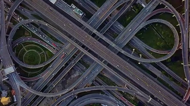 詳情圖-無人機(jī)拍攝的高速公路路口俯視圖。交叉高速公路立交橋橫跨泰國曼谷的東外環(huán)線?？s小照片