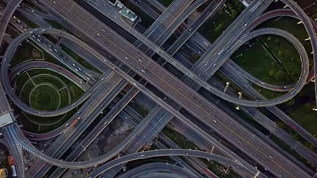 詳情圖-無人機(jī)拍攝的高速公路路口俯視圖。交叉高速公路立交橋橫跨泰國曼谷的東外環(huán)線?？s小照片