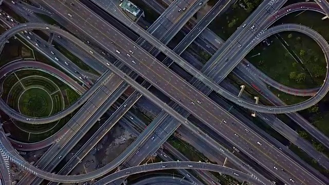 詳情圖-無人機(jī)拍攝的高速公路路口俯視圖。交叉高速公路立交橋橫跨泰國曼谷的東外環(huán)線。縮小照片