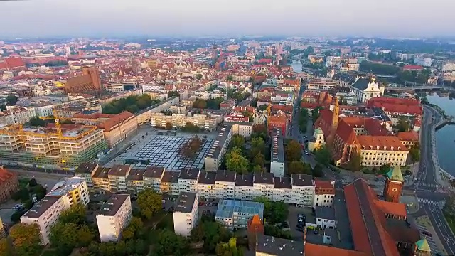 弗罗茨瓦夫，欧洲文化之都。市中心市政厅、市场广场、天空塔、城市全景。欧盟旅行。