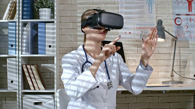 使用VR眼镜工作的女医生