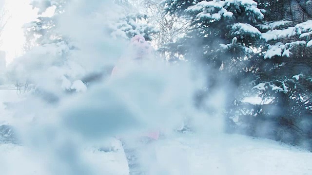 詳情圖-一個孩子在玩雪球。