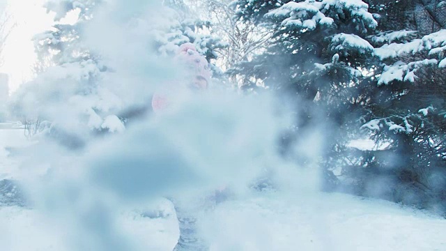 詳情圖-一個孩子在玩雪球。