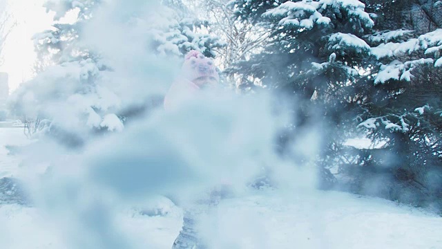 詳情圖-一個孩子在玩雪球。