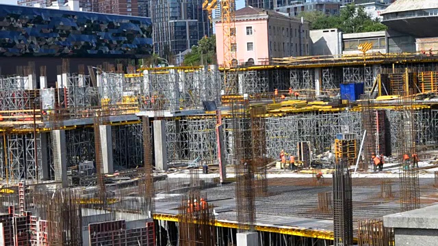 白天的城市建设
