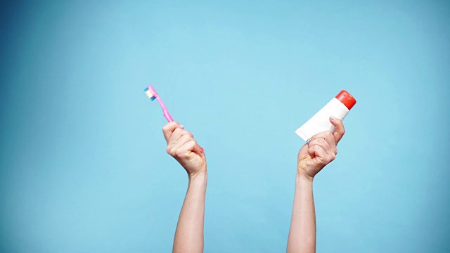 女人手持4K牙刷和牙膏清洁牙齿