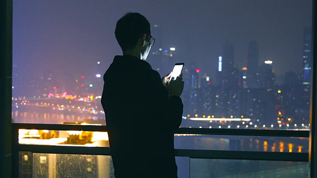 晚上用手机的男人