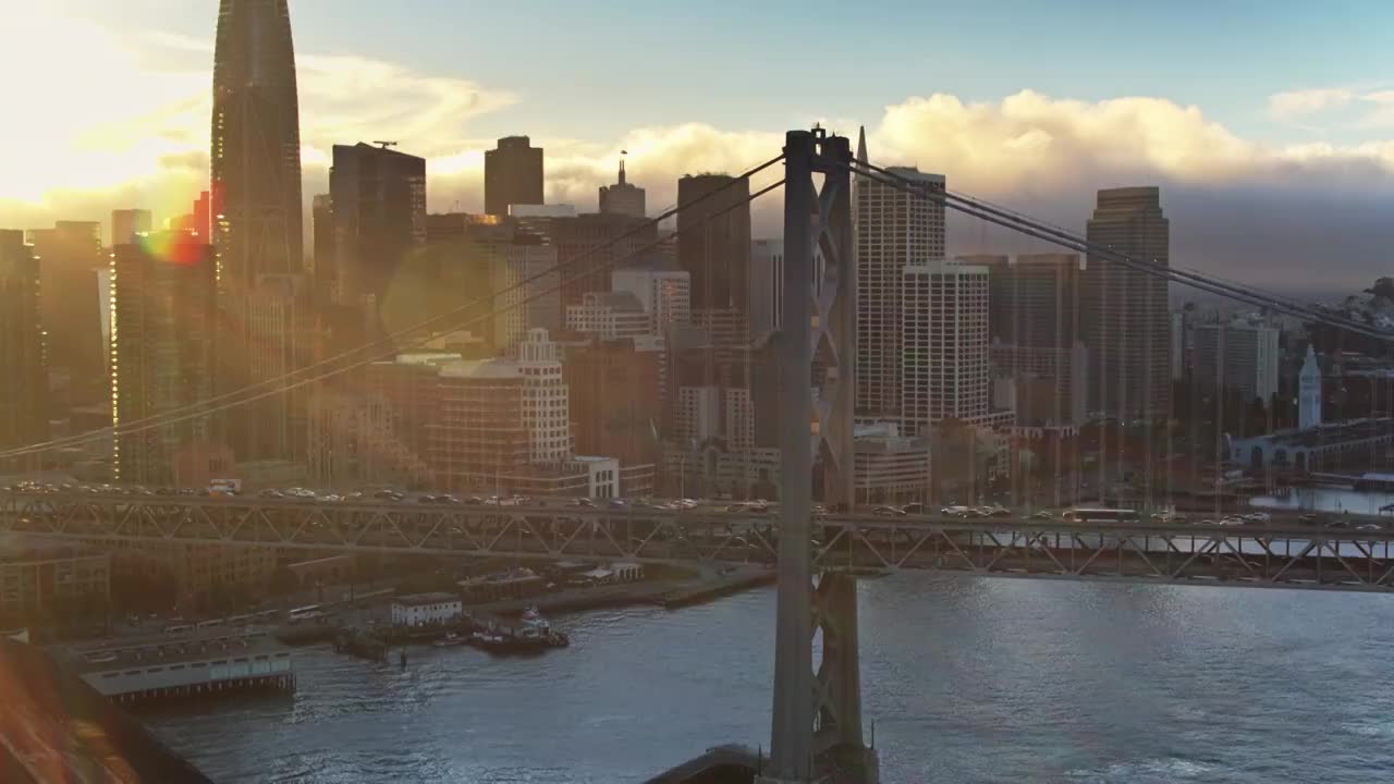 航拍的旧金山Embarcadero和金融区后面的海湾大桥